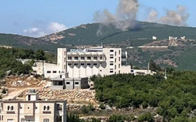 De la fumée s’élève au-dessus de Jabal Blat à la suite d’une frappe de Tsahal dans le sud du Liban, le 26 juin 2025. (Crédit : Capture d’écran/X ; utilisée conformément à l’article 27a de la loi israélienne sur le droit d’auteur) De la fumée s’élève au-dessus de Jabal Blat à la suite d’une frappe de Tsahal dans le sud du Liban, le 26 juin 2025. (Crédit : Capture d’écran/X ; utilisée conformément à l’article 27a de la loi israélienne sur le droit d’auteur)