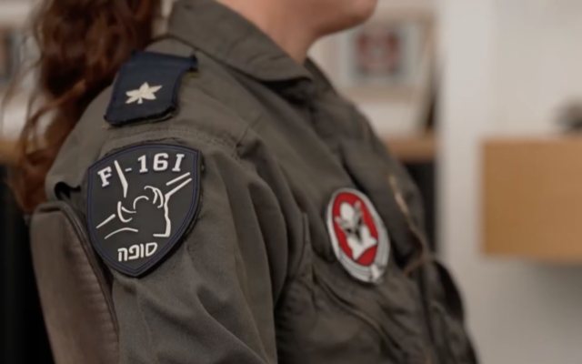 "Yud", commandante adjoint d'un escadron de chasse de l'Armée de l'Air, s'adresse à la chaîne N12 dans une interview diffusée le 27 juin 2025. (Capture d'écran de la chaîne N12 / Facebook)