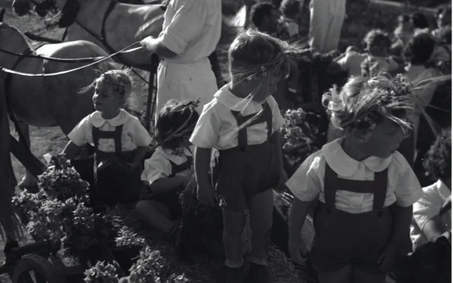 Photo d'une fête de Shavouot à Mishmar HaEmek, en 1942. (Crédit : Yaakov Rosner/Archives KKL-JNF)