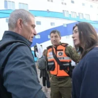 La ministre des Transports, Miri Regev, accueille des Israéliens à leur arrivée au port d'Ashdod, en Israël, le 20 juin 2025. (Avec l'aimable autorisation du ministère des Transports)