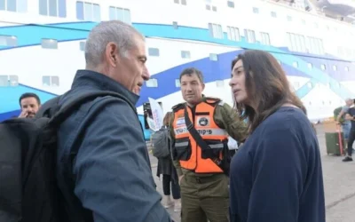 La ministre des Transports, Miri Regev, accueille des Israéliens à leur arrivée au port d'Ashdod, en Israël, le 20 juin 2025. (Avec l'aimable autorisation du ministère des Transports)