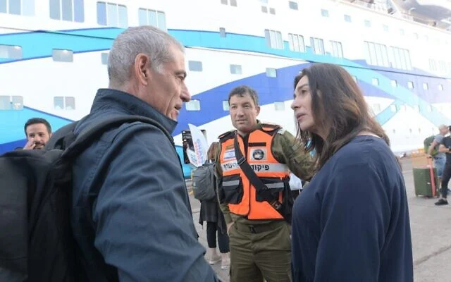 La ministre des Transports, Miri Regev, accueille des Israéliens à leur arrivée au port d'Ashdod, en Israël, le 20 juin 2025. (Avec l'aimable autorisation du ministère des Transports)
