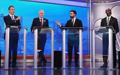 Les candidats démocrates à la mairie Andrew Cuomo (à l'extrême gauche) et Zohran Mamdani (2ᵉ à partir de la droite) débattant sous le regard de Whitney Tilson (2ᵉ à partir de la gauche) et Michael Blake lors d'un débat primaire démocrate pour la mairie, à New York, le 4 juin 2025. (Crédit : Yuki Iwamura, Pool/AP)