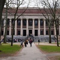 Des piétons passent devant la bibliothèque Widener de l'Université Harvard, à Cambridge, dans le Massachusetts, le 15 avril 2025. (Crédit : AP/Charles Krupa)