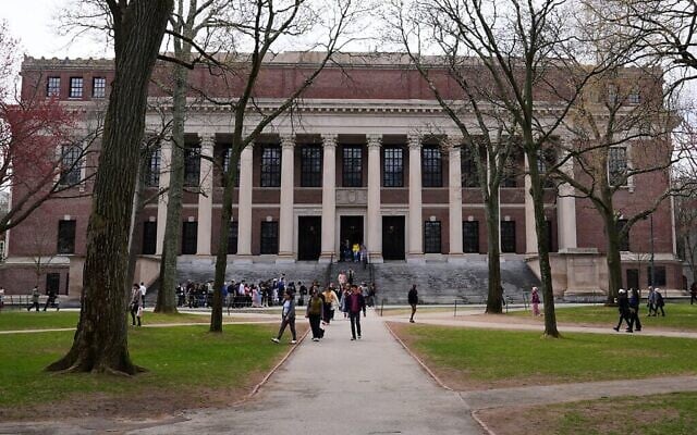 Des piétons passent devant la bibliothèque Widener de l'Université Harvard, à Cambridge, dans le Massachusetts, le 15 avril 2025. (Crédit : AP/Charles Krupa)