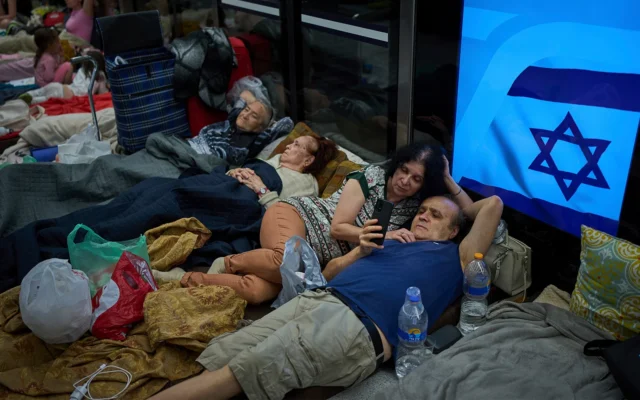 Des personnes réfugiées dans une station de métro souterraine par mesure de précaution contre les attaques de missiles iraniens, à Ramat Gan, près de Tel Aviv, le 17 juin 2025. (Crédit : Oded Balilty/AP)