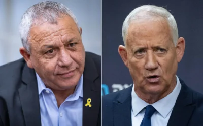 De gauche à droite : Le député Gadi Eisenkot assistant à une réunion de la faction HaMahane HaMamlahti, à la Knesset, à Jérusalem, le 26 mai 2025 ; le chef du parti HaMahane HaMamlahti, le député Benny Gantz, dirigeant une réunion de faction, à la Knesset, à Jérusalem, le 5 mai 2025. (Crédits : Noam Revkin Fenton/Flash90 ; Yonatan Sindel/Flash90)