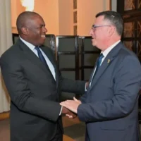Le ministre des Affaires étrangères Gideon Saar (à droite) avec le ministre britannique des Affaires étrangères David Lammy à Jérusalem, le 12 janvier 2025. (Shlomi Amsalem/ Ministère des Affaires étrangères)