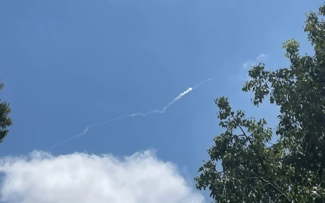 Un missile intercepteur Arrow 3 est lancé au-dessus du centre d'Israël lors d'une attaque aux missiles balistiques en provenance du Yémen, le 22 mai 2025. (Autorisation/Etai Davidovich)