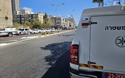 La scène où une femme a été poignardée dans un appartement, à Bat Yam, le 2 juin 2025. (Crédit : Police israélienne) La scène où une femme a été poignardée dans un appartement, à Bat Yam, le 2 juin 2025. (Crédit : Police israélienne)