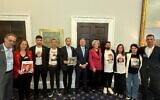 Des familles d’otages rencontrent l’envoyé spécial américain Steve Witkoff et la directrice de cabinet de la Maison Blanche, Susie Wiles, à la Maison Blanche, le 3 juin 2025. (Crédit : Hostage Family Forum)