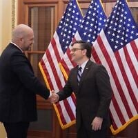 Le président de la Knesset, Amir Ohana (à gauche), serrant la main du président de la Chambre des représentants des États-Unis, Mike Johnson, à Washington, le 7 février 2024. (Crédit : Service de presse du président de la Chambre des représentants)