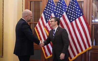 Le président de la Knesset, Amir Ohana (à gauche), serrant la main du président de la Chambre des représentants des États-Unis, Mike Johnson, à Washington, le 7 février 2024. (Crédit : Service de presse du président de la Chambre des représentants)