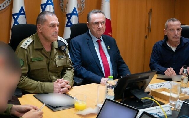Le ministre de la Défense Israel Katz (à droite), le chef d'état-major de l’armée israélienne, le lieutenant-général Eyal Zamir (à gauch), et des membres des hauts gradés de l'armée avant l'opération israélienne contre le programme nucléaire iranien, le 13 juin 2025. (Crédit : Ministère de la Défense)