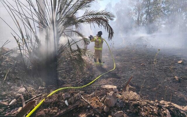 Les pompiers éteignant les incendies sur le plateau du Golan causés par les débris de drones iraniens abattus le 13 juin 2025. (Crédit : Services d'incendie et de secours)