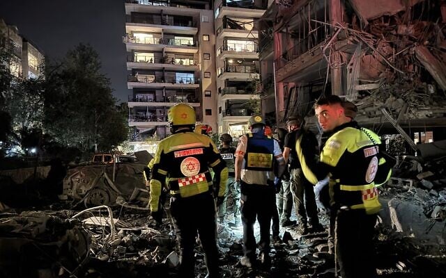 Scène d'une frappe de missile balistique iranien, dans la région de Tel Aviv, le 13 juillet 2025. (Crédit : Magen David Adom)