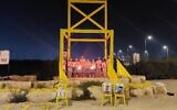 La manifestation hebdomadaire en faveur des otages à Shaar HaNegev, représentée par quelques personnes en personne et organisée virtuellement, conformément aux directives du Commandement du Front intérieur, le 14 juin 2025. (Crédit : Autorisation)