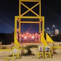La manifestation hebdomadaire en faveur des otages à Shaar HaNegev, représentée par quelques personnes en personne et organisée virtuellement, conformément aux directives du Commandement du Front intérieur, le 14 juin 2025. (Crédit : Autorisation)