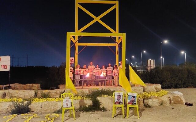 La manifestation hebdomadaire en faveur des otages à Shaar HaNegev, représentée par quelques personnes en personne et organisée virtuellement, conformément aux directives du Commandement du Front intérieur, le 14 juin 2025. (Crédit : Autorisation) La manifestation hebdomadaire en faveur des otages à Shaar HaNegev, représentée par quelques personnes en personne et organisée virtuellement, conformément aux directives du Commandement du Front intérieur, le 14 juin 2025. (Crédit : Autorisation)