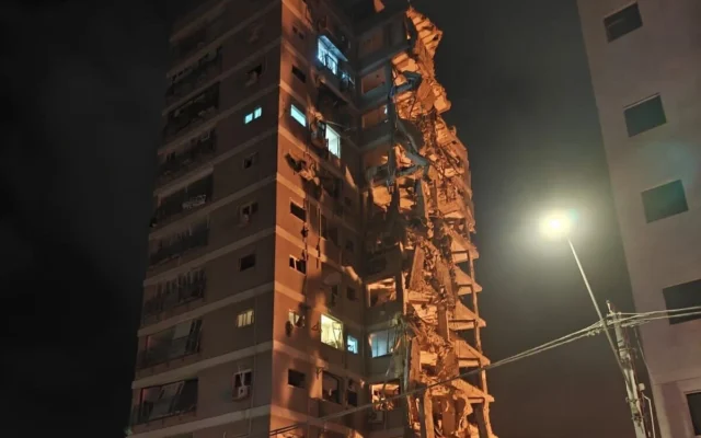 Dégâts observés dans un bâtiment à Bat Yam à la suite d'une salve de missiles iraniens, tôt le matin du 15 juin 2025. (Image utilisée conformément à la clause 27a de la loi sur le droit d'auteur) Dégâts observés dans un bâtiment à Bat Yam à la suite d'une salve de missiles iraniens, tôt le matin du 15 juin 2025. (Image utilisée conformément à la clause 27a de la loi sur le droit d'auteur)