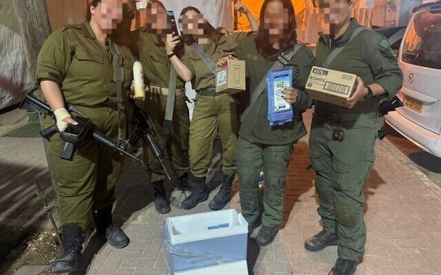 Des soldats reçoivent des colis de matériel de Brothers and Sisters in Israel le 14 juin 2025. (Autorisations) Des soldats reçoivent des colis de matériel de Brothers and Sisters in Israel le 14 juin 2025. (Autorisations)