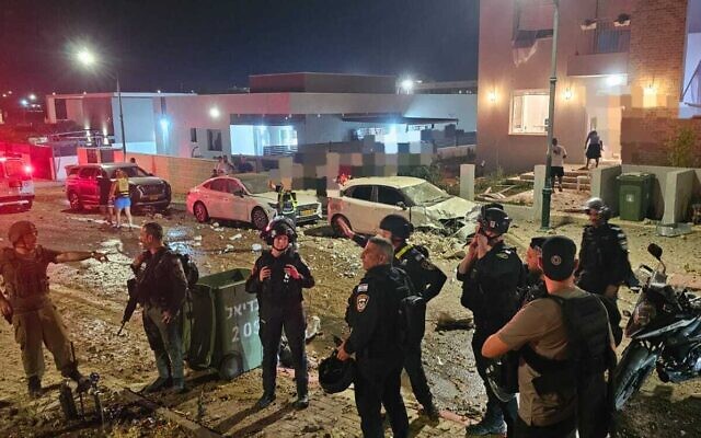 Des policiers sur les lieux d'un impact de missile dans une ville du sud d'Israël, le 15 juin 2025. (Crédit : Police israélienne) Des policiers sur les lieux d'un impact de missile dans une ville du sud d'Israël, le 15 juin 2025. (Crédit : Police israélienne)