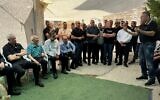 Benny Gantz et des députés HaMahane HaMamlahti, à Tamra, une ville du nord d'Israël touchée par une frappe de missile iranien, le 16 juin 2025. (Crédit : HaMahane HaMamlahti)