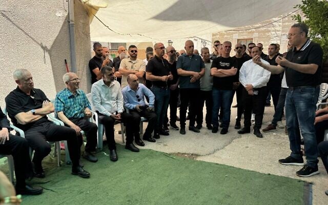 Benny Gantz et des députés HaMahane HaMamlahti, à Tamra, une ville du nord d'Israël touchée par une frappe de missile iranien, le 16 juin 2025. (Crédit : HaMahane HaMamlahti)