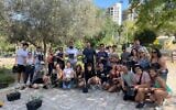 Des participants à Birthright participent à une activité dans le Néguev après que leur visite a été prolongée jusqu'à une date indéterminée en raison de la guerre entre Israël et l'Iran, en juin 2025. (Crédit : Birthright Israel)