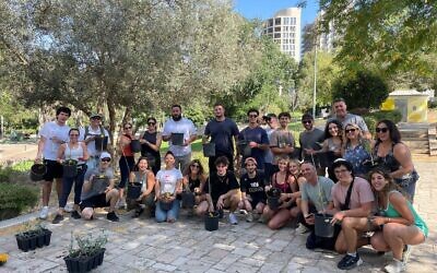 Des participants à Birthright participent à une activité dans le Néguev après que leur visite a été prolongée jusqu'à une date indéterminée en raison de la guerre entre Israël et l'Iran, en juin 2025. (Crédit : Birthright Israel)