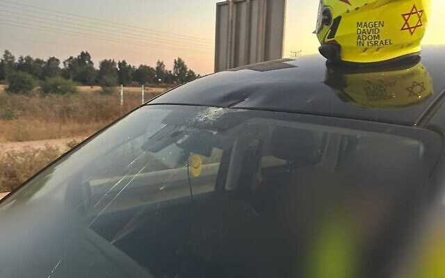 Une voiture dans laquelle une personne a été légèrement blessée par un fragment d'un missile iranien le 18 juin 2025. (Crédit : Magen David Adom). Une voiture dans laquelle une personne a été légèrement blessée par un fragment d'un missile iranien le 18 juin 2025. (Crédit : Magen David Adom).