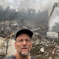 Le professeur Eldad Tzahor, de l'Institut Weizmann des sciences de Rehovot, à l'endroit où se trouvait son laboratoire, détruit par un missile iranien le 15 juin 2025. (Autorisation)