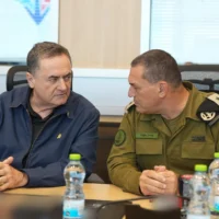 Le ministre de la Défense Israel Katz et le chef d'état-major de l'armée israélienne, le lieutenant-général Eyal Zamir, lors d'une réunion, le 20 juin 2025. (Crédit : Ariel Hermoni/Ministère de la Défense)