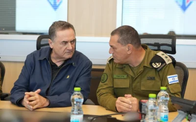 Le ministre de la Défense israélien Katz et le chef d'état-major de l'armée israélienne, le lieutenant-général Eyal Zamir, lors d'une réunion, le 20 juin 2025. (Crédit : Ariel Hermoni/Ministère de la Défense)