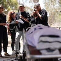 Les membres de la famille de l'otage assassiné Yair Yaakov s'expriment lors de ses funérailles au Kibboutz Nir Oz, le 20 juin 2025. (Dana Rani /Hostages and Missing Families Forum)