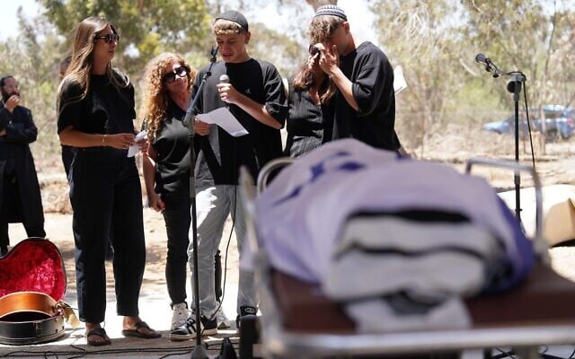 Les membres de la famille de l'otage assassiné Yair Yaakov s'expriment lors de ses funérailles au Kibboutz Nir Oz, le 20 juin 2025. (Dana Rani /Hostages and Missing Families Forum)
