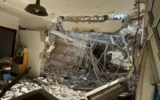 Scène d'un impact de missile à Beer Sheva le 20 juin 2025. (Crédit : Police israélienne)