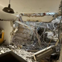 Scène d'un impact de missile à Beer Sheva le 20 juin 2025. (Crédit : Police israélienne)