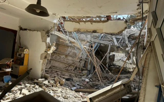 Scène d'un impact de missile à Beer Sheva le 20 juin 2025. (Crédit : Police israélienne)