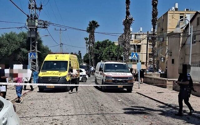 Des ambulances sur le site de l'impact d'un drone iranien à Beit Shean, le 21 juin 2025. (Magen David Adom) Des ambulances sur le site de l'impact d'un drone iranien à Beit Shean, le 21 juin 2025. (Magen David Adom)