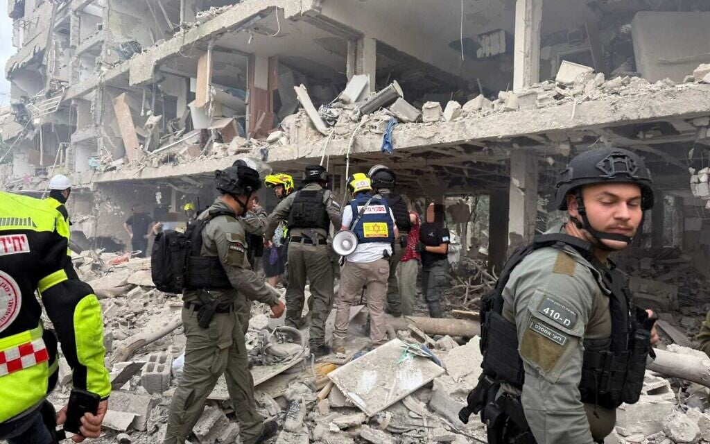 Premiers secours sur le site d'un impact de missile dans le centre d'Israël, le 22 juin 2025. (Crédit : Magen David Adom)