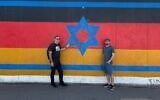 Ruby Chen, à gauche, et l'un de ses deux fils survivants, Roy Chen, devant le mur de Berlin le 17 juin 2025. (Autorisations)