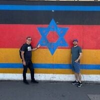 Ruby Chen, à gauche, et l'un de ses deux fils survivants, Roy Chen, devant le mur de Berlin le 17 juin 2025. (Autorisations)