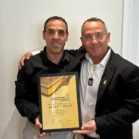 Eli Sharabi, à gauche, et son frère Sharon Sharabi à Londres où Eli Sharabi a reçu le Golden Book Award le 23 juin 2025 pour avoir battu le record du nombre d'exemplaires vendus pour son livre « Hostage ». (Autorisation)