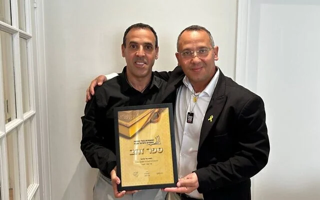 Eli Sharabi, à gauche, et son frère Sharon Sharabi à Londres où Eli Sharabi a reçu le Golden Book Award le 23 juin 2025 pour avoir battu le record du nombre d'exemplaires vendus pour son livre « Hostage ». (Autorisation)