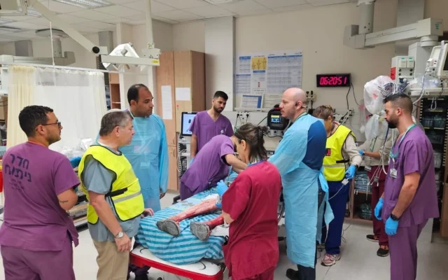 Une équipe de traumatologie du centre hospitalier Soroka prend en charge un blessé. (Crédit : Soroka)