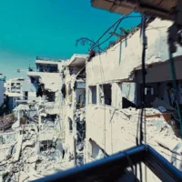 Survol d'un lieu touché par un missile iranien. (Crédit : Eli Katzoff)