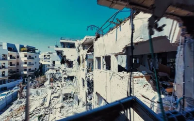Survol d'un lieu touché par un missile iranien. (Crédit : Eli Katzoff)
