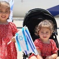 Deux enfants de nouveaux immigrants, à leur arrivée à l'aéroport Ben Gurion, le 25 juin 2025. (Crédit : Sivan Shahar/GPO)
