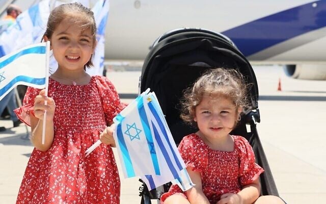 Deux enfants de nouveaux immigrants, à leur arrivée à l'aéroport Ben Gurion, le 25 juin 2025. (Crédit : Sivan Shahar/GPO) Deux enfants de nouveaux immigrants, à leur arrivée à l'aéroport Ben Gurion, le 25 juin 2025. (Crédit : Sivan Shahar/GPO)
